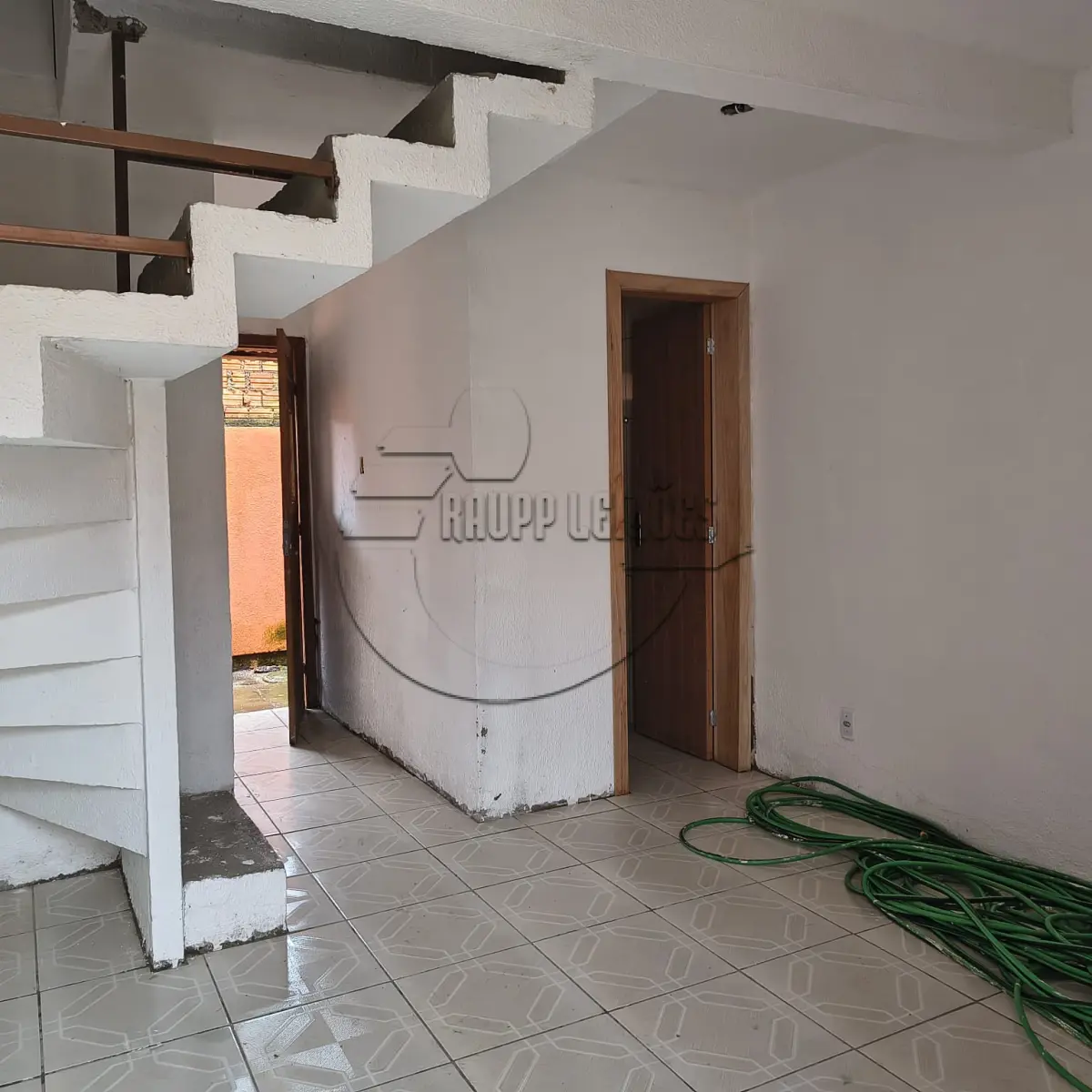 LOTE 002 - 02ª DATA | (GRAVATAÍ/RS) A casa 107 do Condomínio Residencial Elisabeth, no Bairro Novo Mundo. Obs: Imóvel sem habite-se. Falta finalização no acabamento.