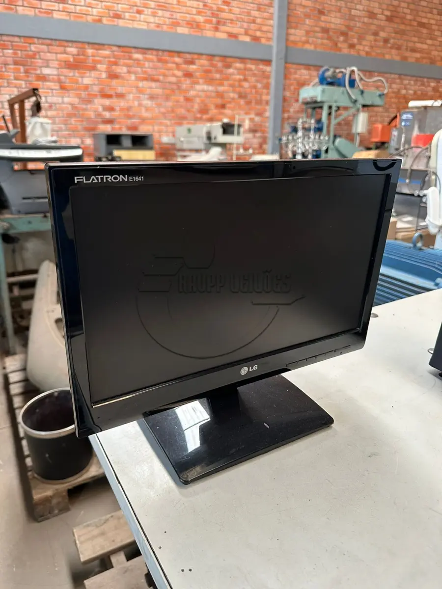 LOTE 008 - Um monitor LG, Flatron E1641
