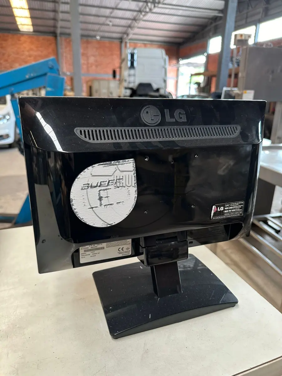 LOTE 008 - Um monitor LG, Flatron E1641