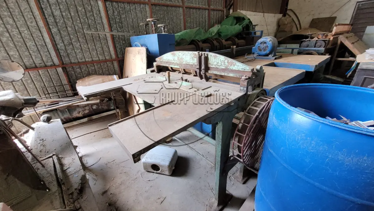 LOTE 020 - Um facão tipo guilhotina manual - Uma máquina sloter - Uma refiladeira - Uma máquina de corte e vinco