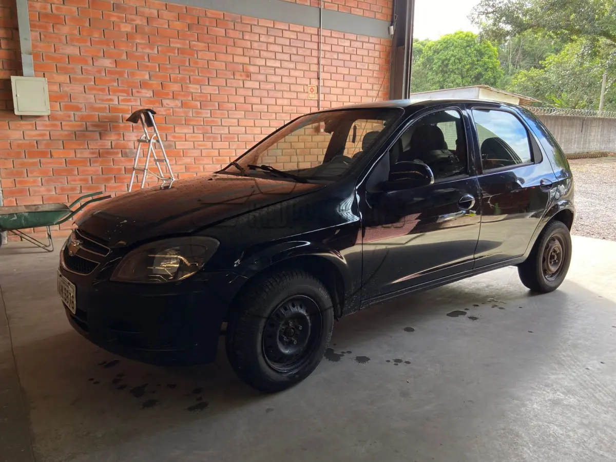 LOTE 009 - Um veículo CHEVROLET/CELTA 1.0L LT,  ano/modelo 2013/2014