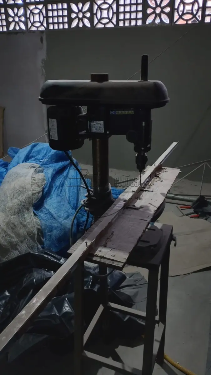 LOTE 007 - 02ª DATA | 02 estampas pneumáticas - 01 serra de mesa - 01 serra circular de perfil