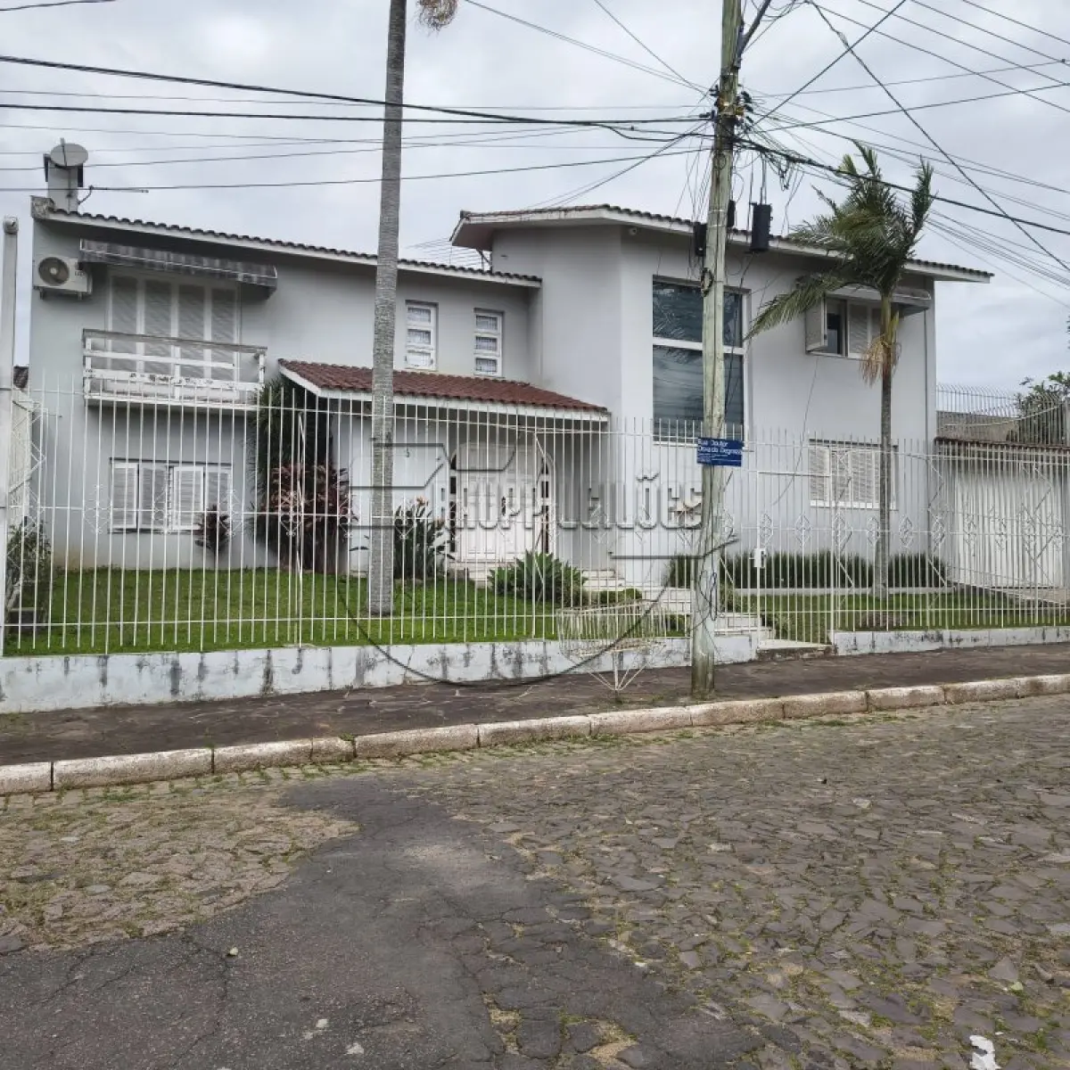 LOTE 005 - (PORTO ALEGRE/RS) Uma casa de alvenaria, no Bairro Parque Santa Fé