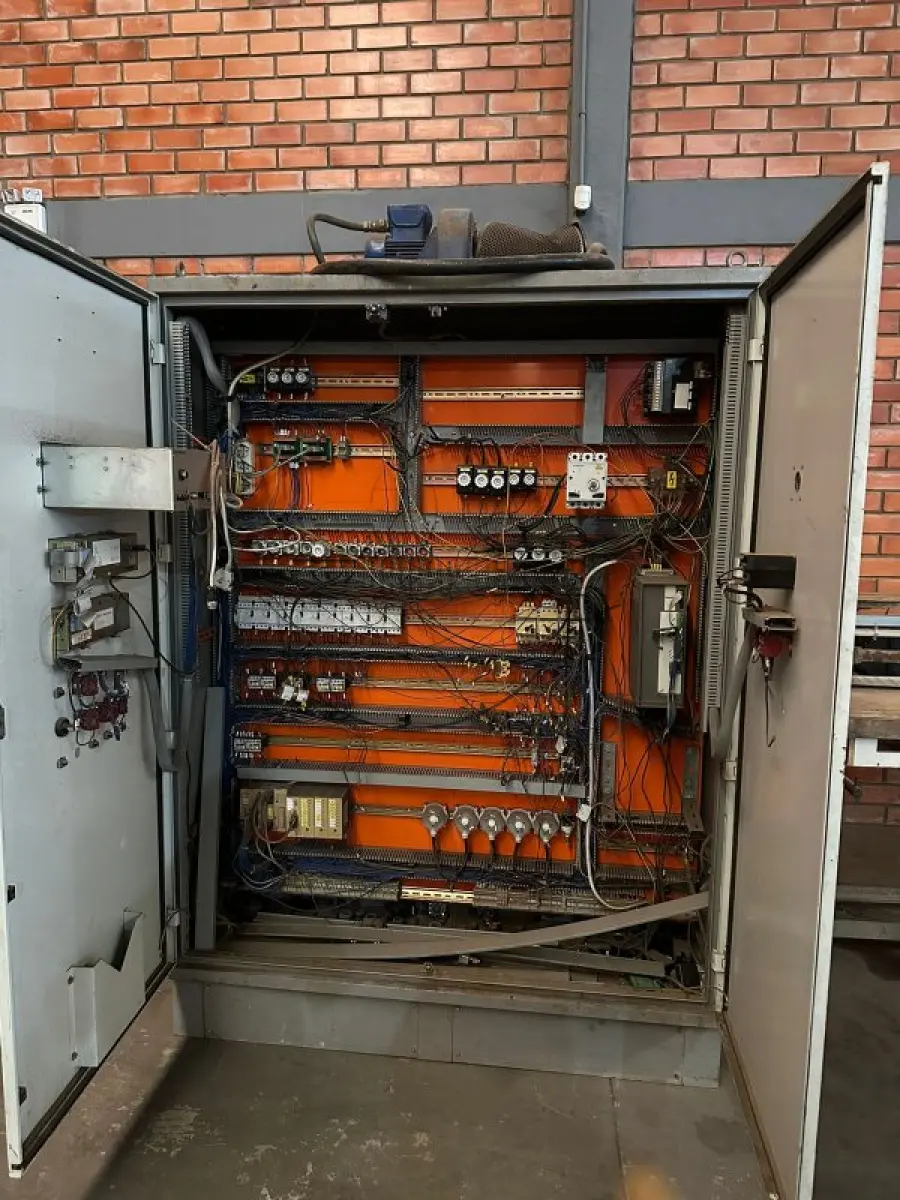 LOTE 027 - Uma máquina lixadeira, marca Cefla, c/ quadro/painel de operação