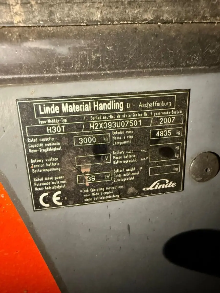LOTE 001 - Uma empilhadeira Linde, modelo H30T, ano 2007, capacidade 3.000kg
