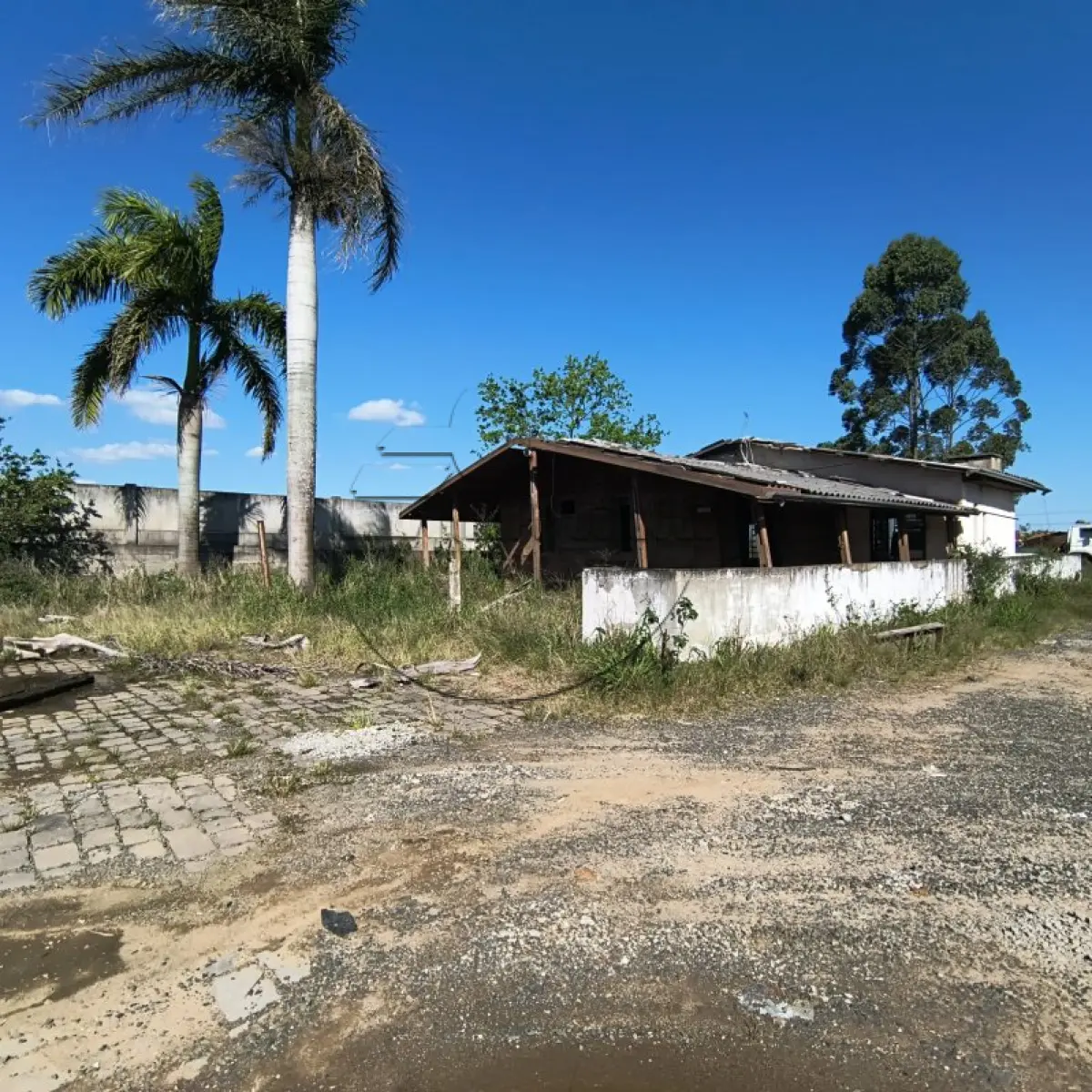 LOTE 005 - (CANOAS/RS) Um terreno, c/ benfeitorias, na rua Berto Círio, possuindo a área superficial de 8.400m²