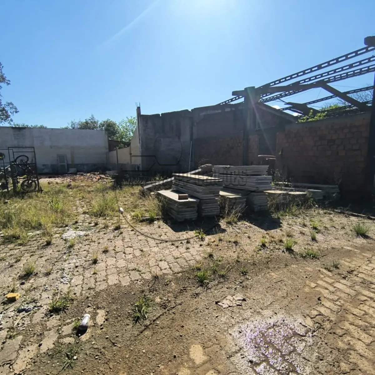 LOTE 005 - (CANOAS/RS) Um terreno, c/ benfeitorias, na rua Berto Círio, possuindo a área superficial de 8.400m²