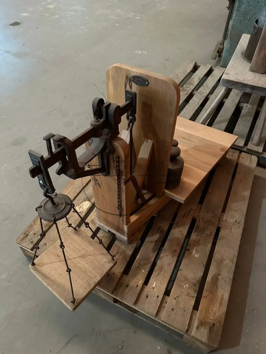 LOTE 027 - Uma balança artesanal