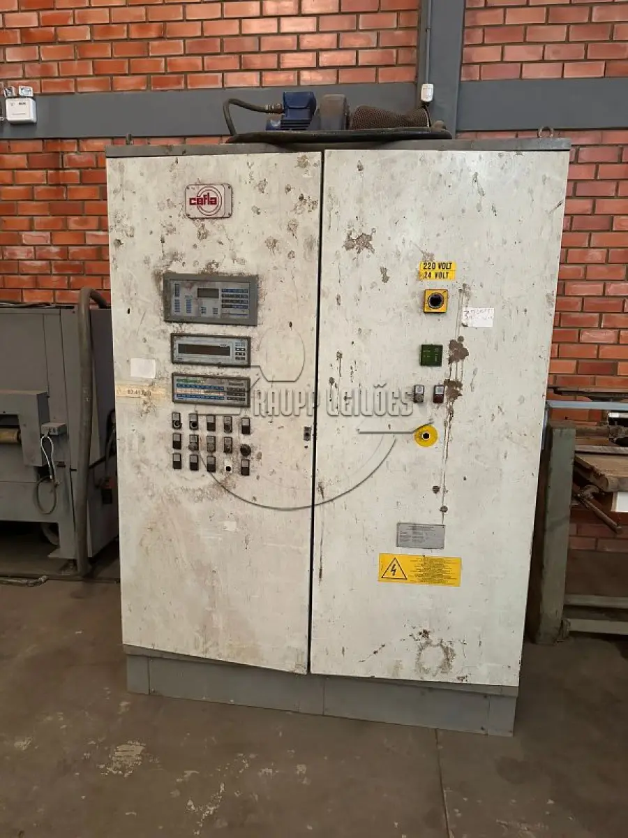 LOTE 027 - Uma máquina lixadeira, marca Cefla, c/ quadro/painel de operação