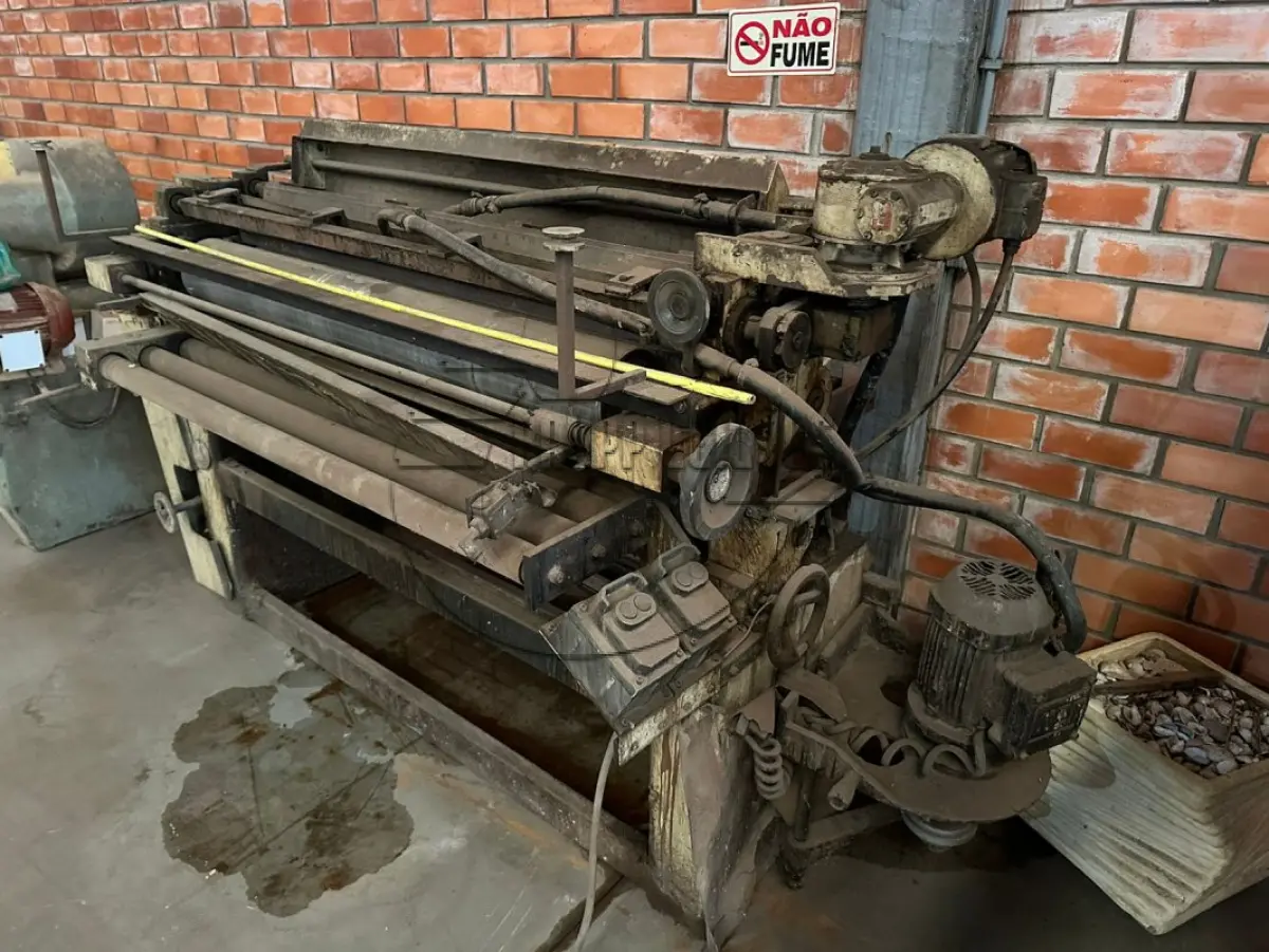 LOTE 025 - Uma máquina envernizadeira rolo, marca Bonfiglioli Bologna