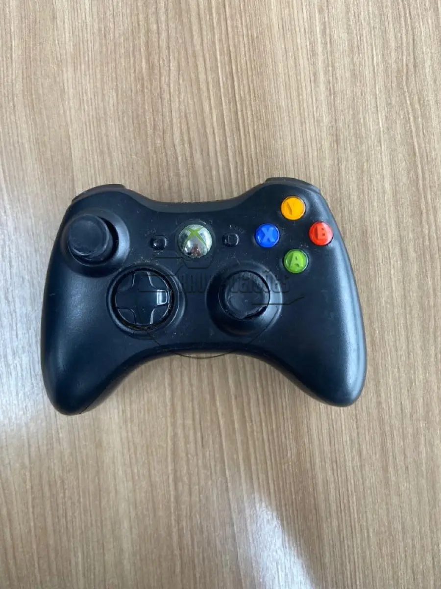 LOTE 056 - Um kinect xbox 360, c/ 06 jogos diversos e c/ controle