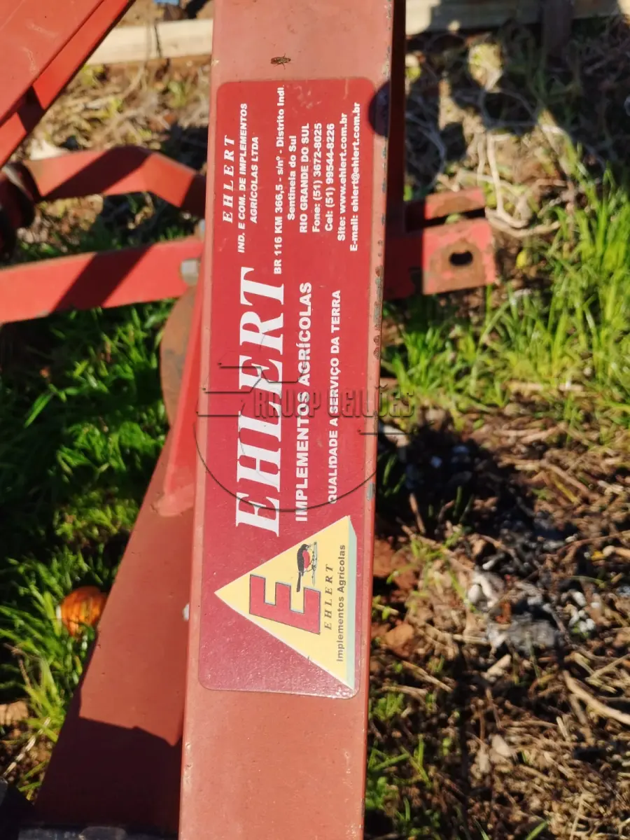 LOTE 001 - Um arado subsolador leve, 5 hastes