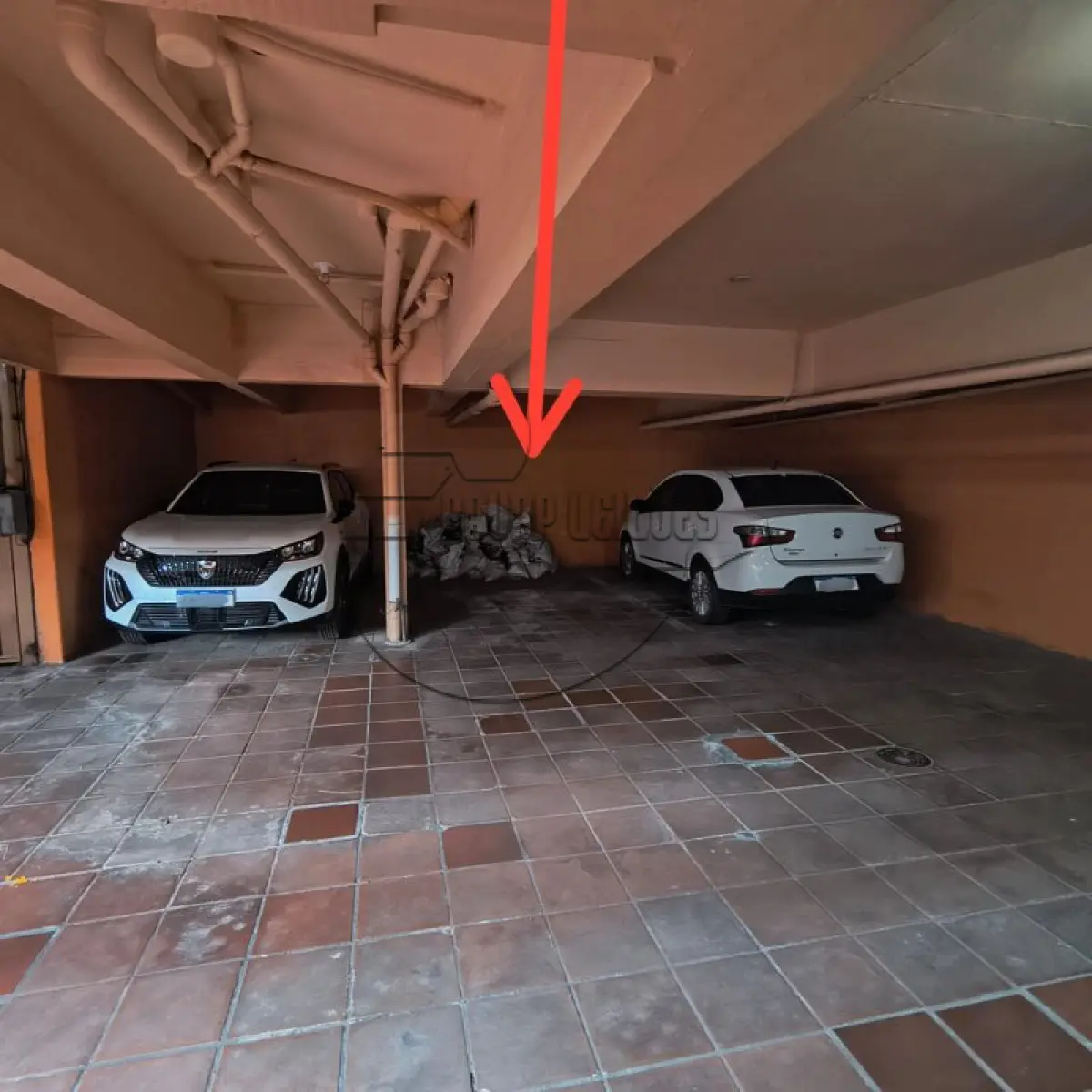 LOTE 004 - (PORTO ALEGRE/RS) O box 02, c/ 30,57m², no Edifício da Rua Faria Santos, n.º 135, no Bairro Petrópolis
