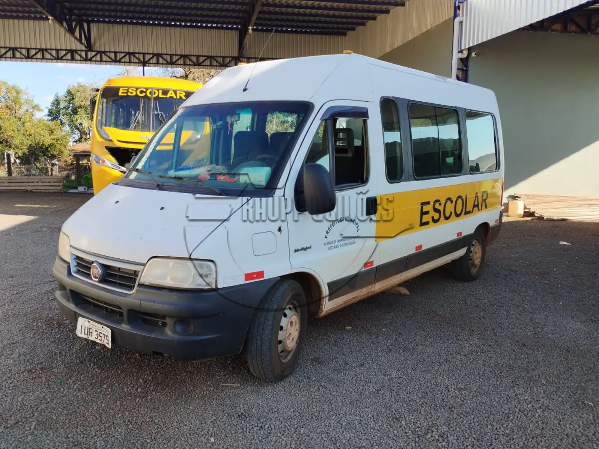LOTE 009 - Uma van Fiat Ducato M Bus Rontan, ano/modelo 2013/2014