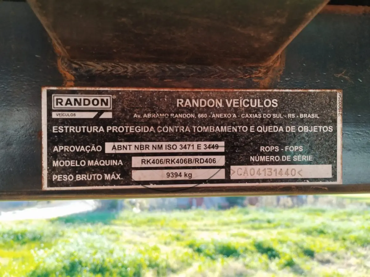 LOTE 006 - Uma retroescavadeira, Randon/RK406, ano 2013