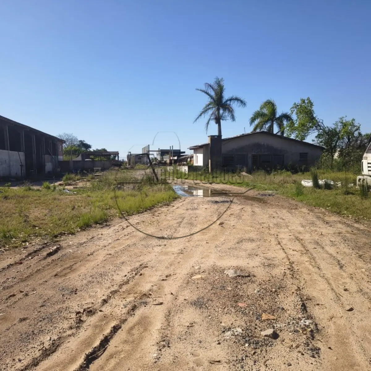 LOTE 005 - (CANOAS/RS) Um terreno, c/ benfeitorias, na rua Berto Círio, possuindo a área superficial de 8.400m²