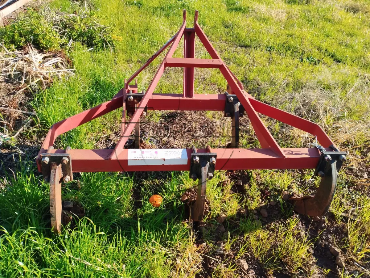 LOTE 001 - Um arado subsolador leve, 5 hastes