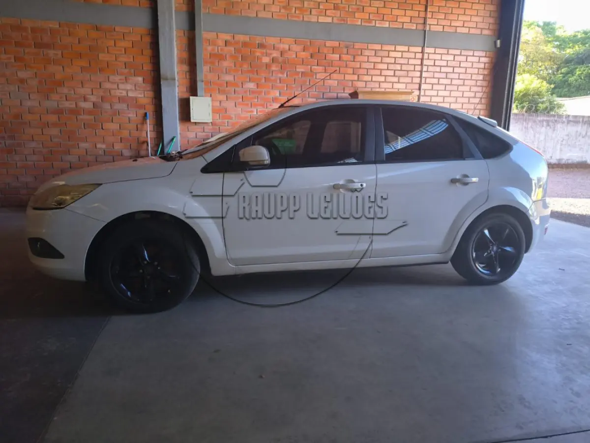LOTE 017 - Um veículo I/FORD FOCUS 2L HC FLEX, ano/mod 2013/2013
