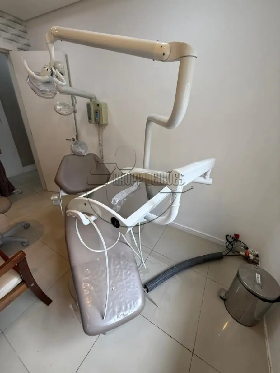 LOTE 005 - Uma cadeira odontológica KAVO DENTAL EXCELLENCE