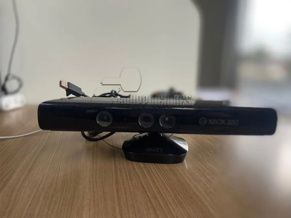 LOTE 056 - Um kinect xbox 360, c/ 06 jogos diversos e c/ controle