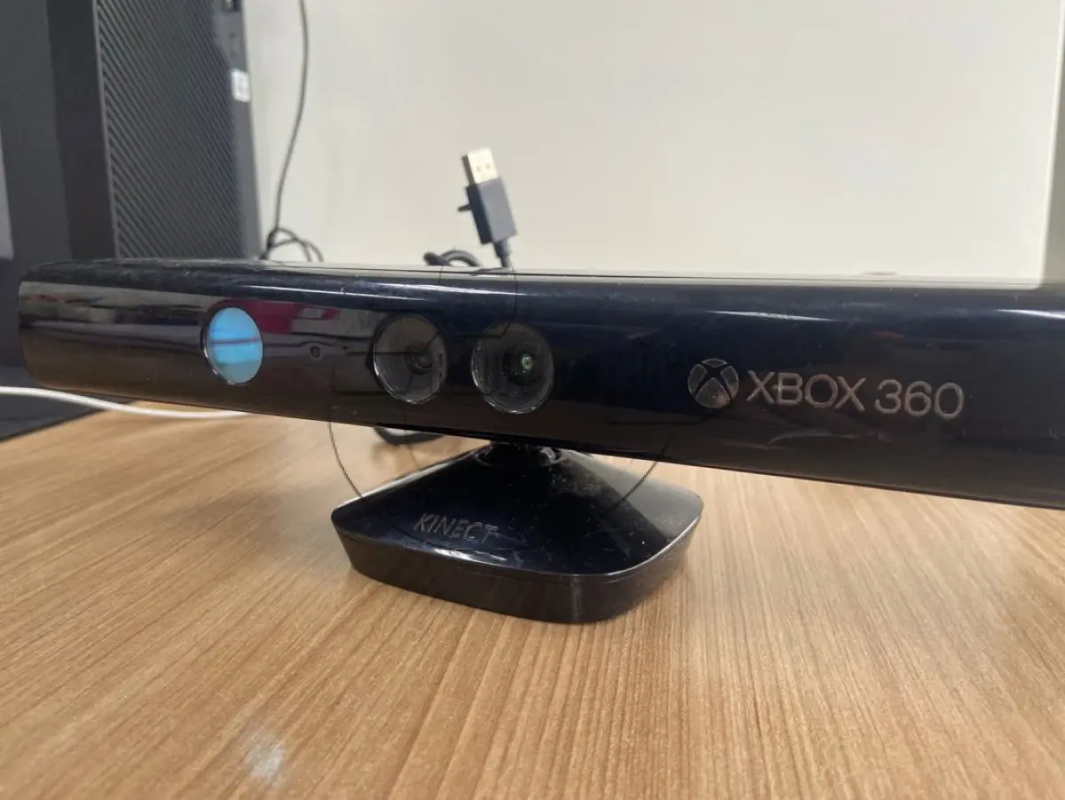 LOTE 056 - Um kinect xbox 360, c/ 06 jogos diversos e c/ controle