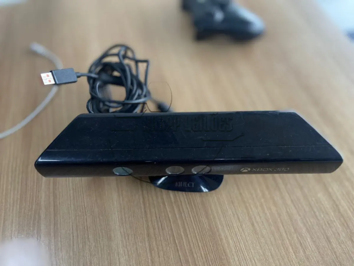 LOTE 056 - Um kinect xbox 360, c/ 06 jogos diversos e c/ controle