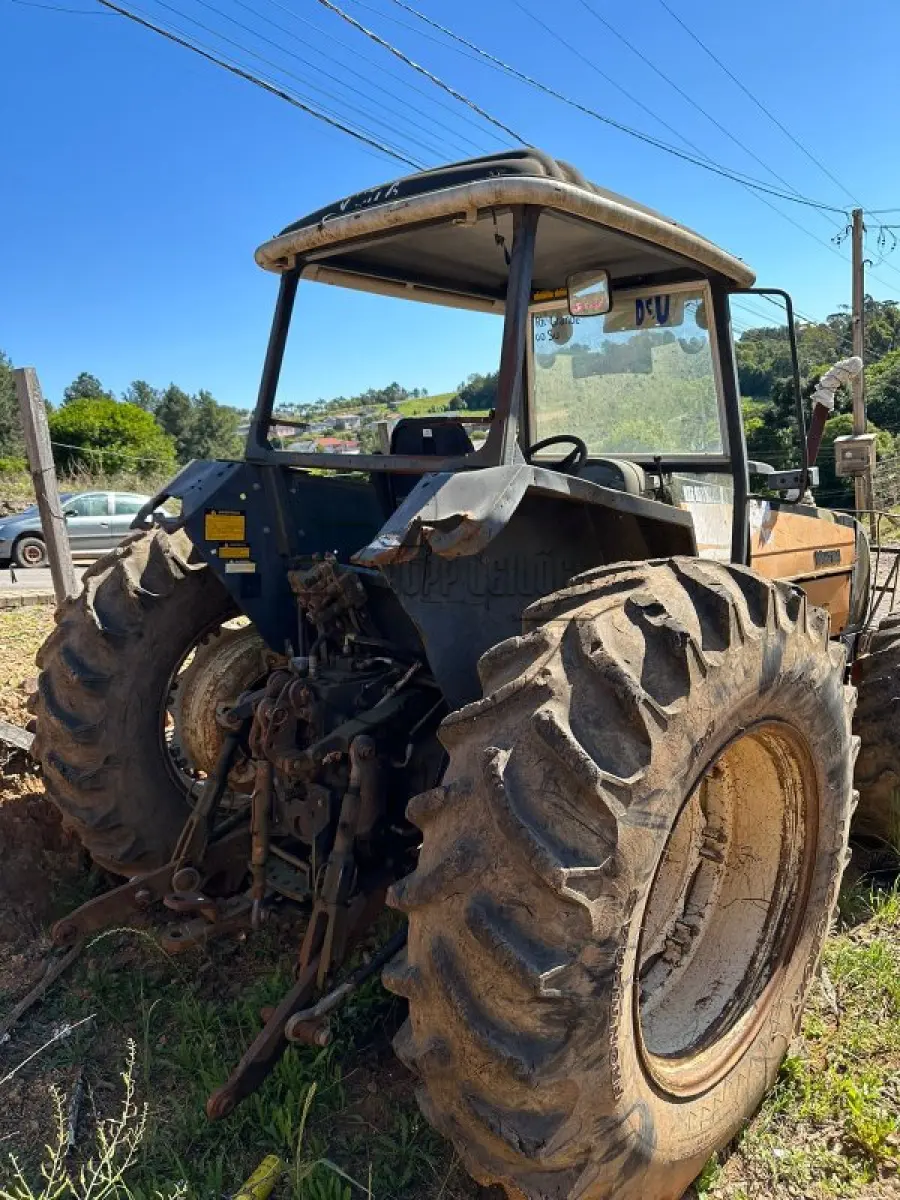 LOTE 001 - UM TRATOR DE RODAS AMARELO - TRATOR AGRICOLA, ANO 2002, M.A./VALMET