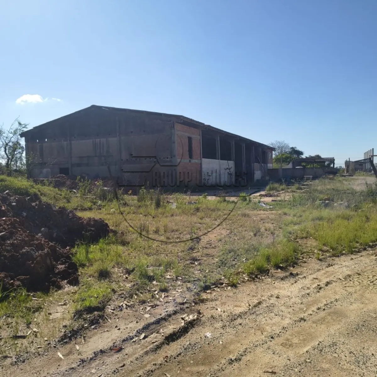 LOTE 005 - (CANOAS/RS) Um terreno, c/ benfeitorias, na rua Berto Círio, possuindo a área superficial de 8.400m²