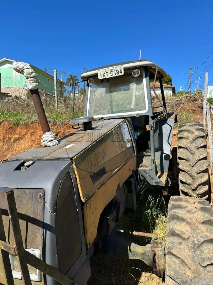 LOTE 001 - UM TRATOR DE RODAS AMARELO - TRATOR AGRICOLA, ANO 2002, M.A./VALMET