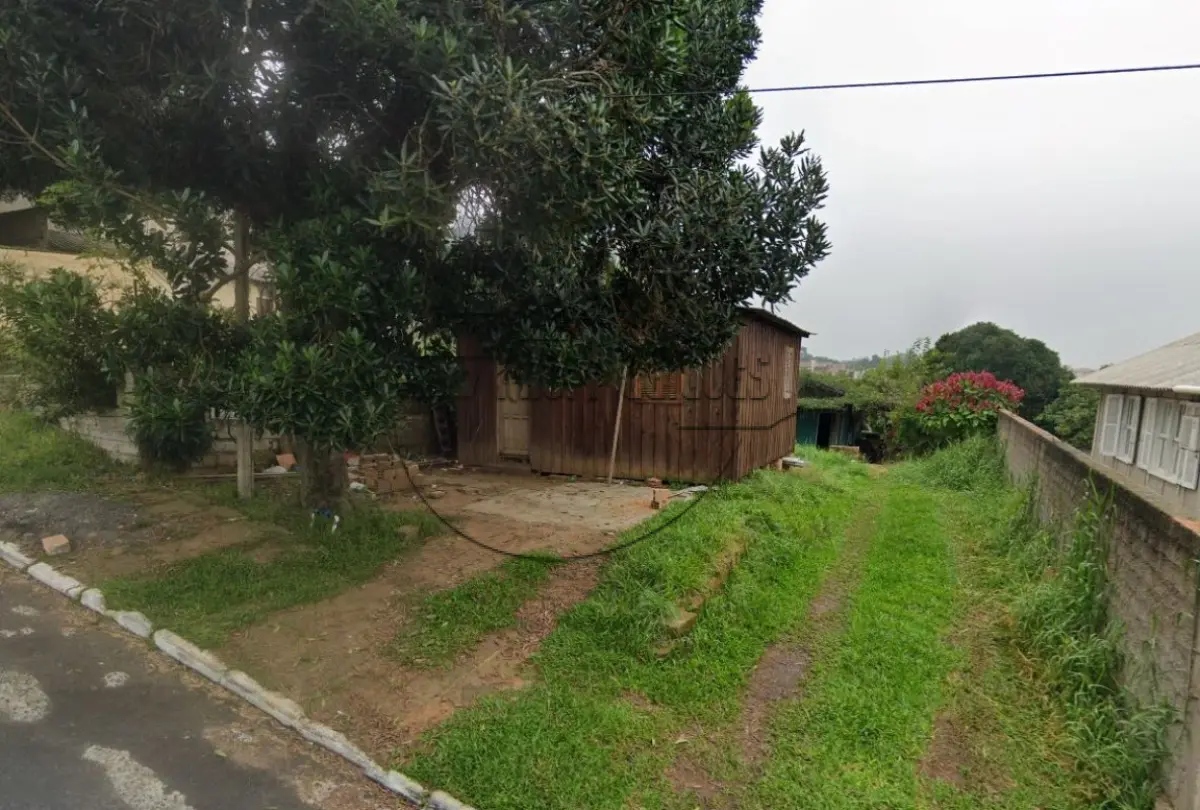 LOTE 011 - (GRAVATAÍ/RS) Um chalé de madeira sobre um terreno de 334,00m², no Bairro Centro