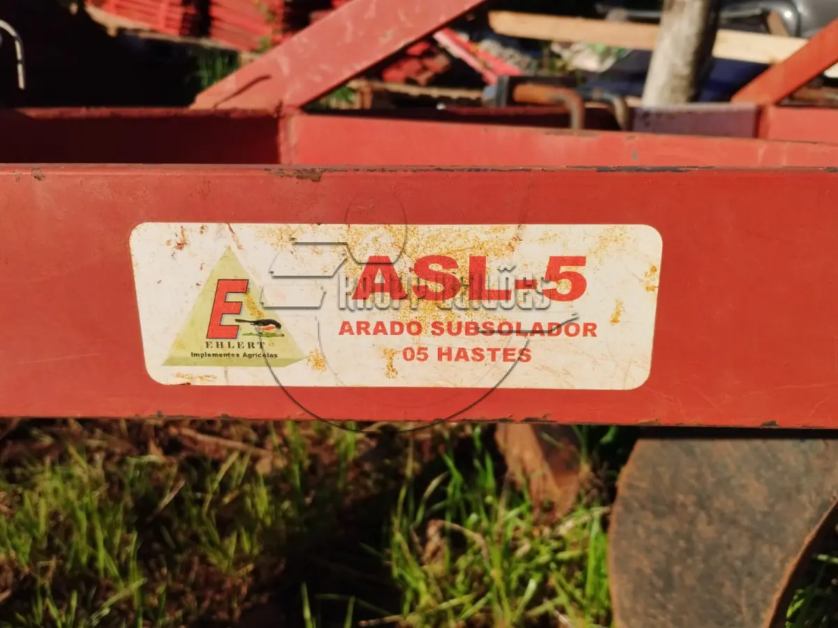 LOTE 001 - Um arado subsolador leve, 5 hastes