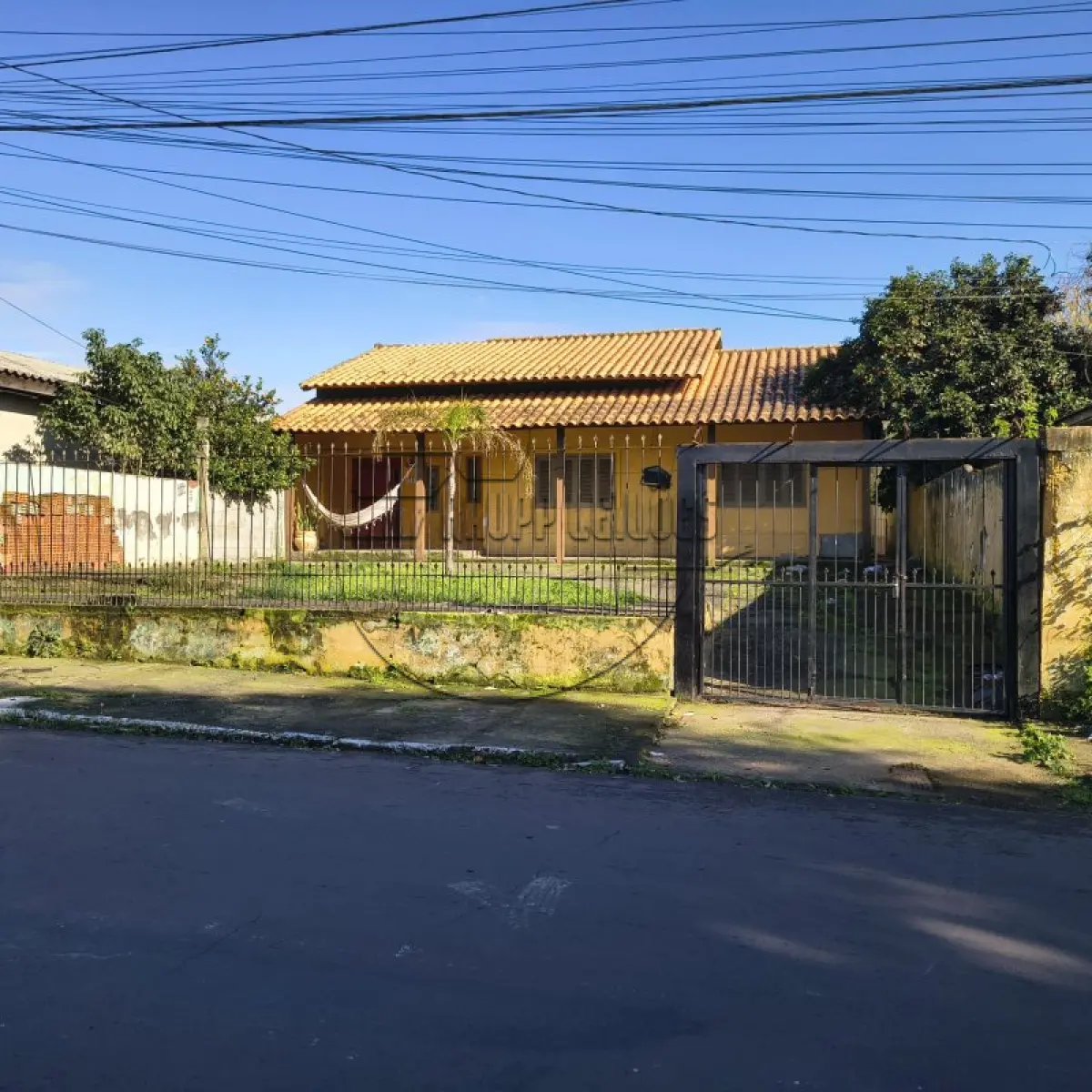 LOTE 009 - (GRAVATAÍ/RS) Uma casa de alvenaria c/ 120.70m², no Bairro Cruzeiro