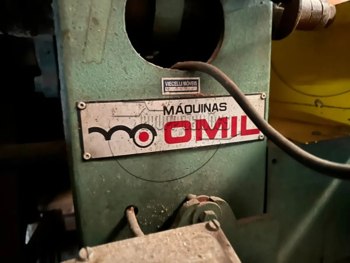 LOTE 025 - Uma máquina refiladeira, marca Omil