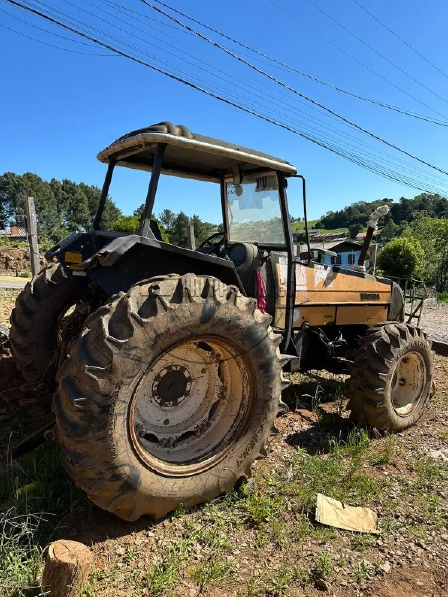 LOTE 001 - UM TRATOR DE RODAS AMARELO - TRATOR AGRICOLA, ANO 2002, M.A./VALMET