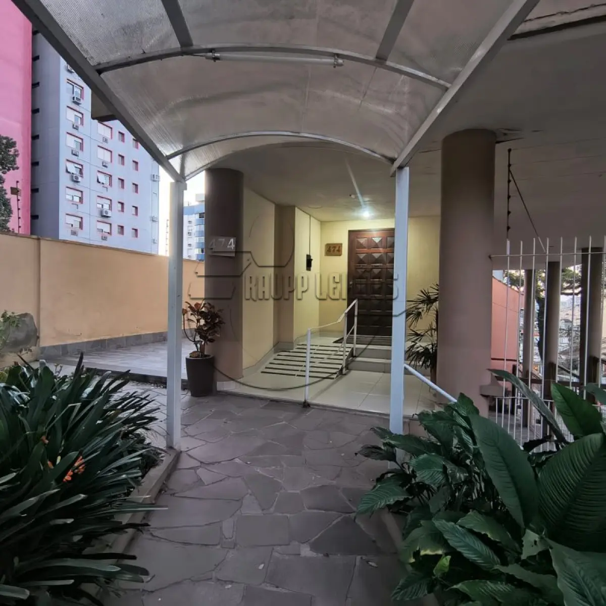 LOTE 009 - (PORTO ALEGRE/RS) O apto 201, c/ 178,32m² + estacionamento 3, ambos do Edifício Denize, no Bairro Floresta
