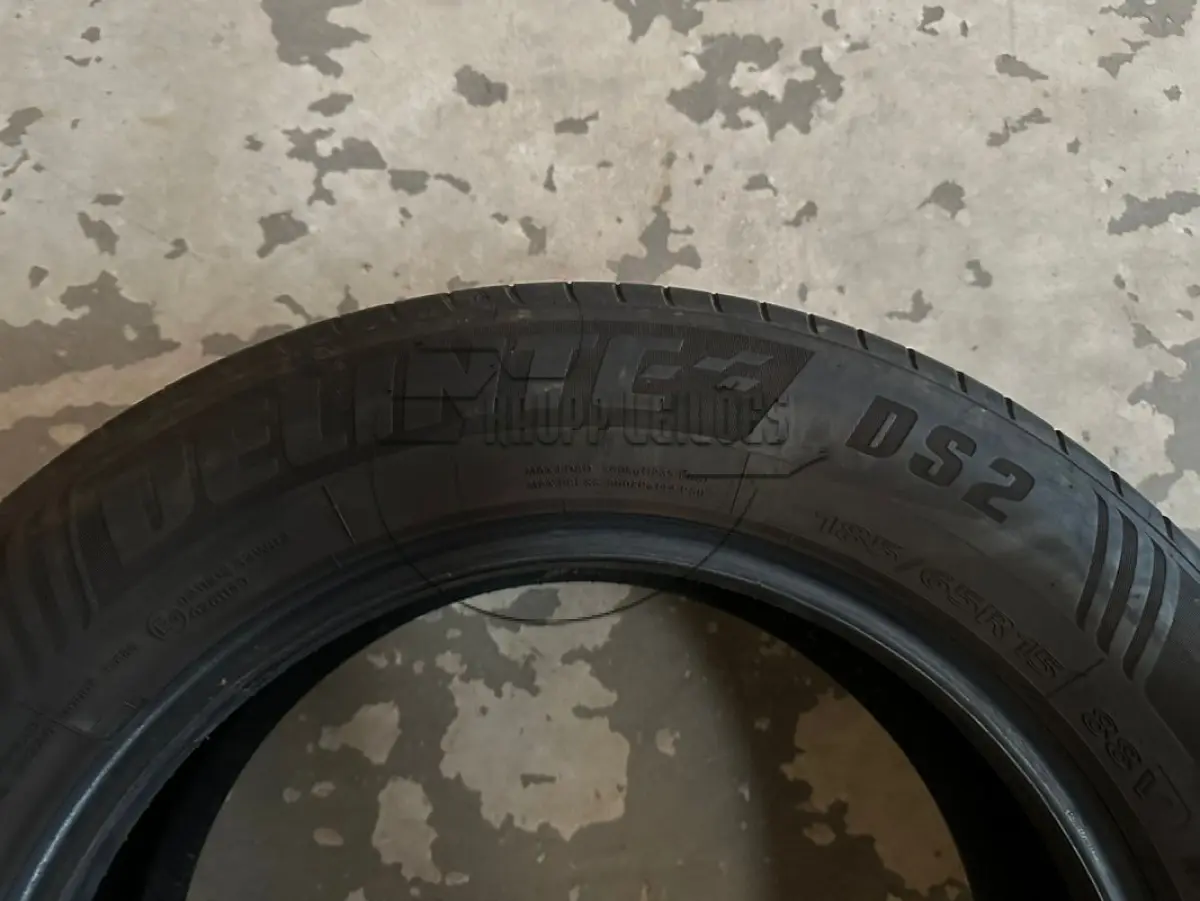 LOTE 011 - Um pneu, marca Delinte, DS2
