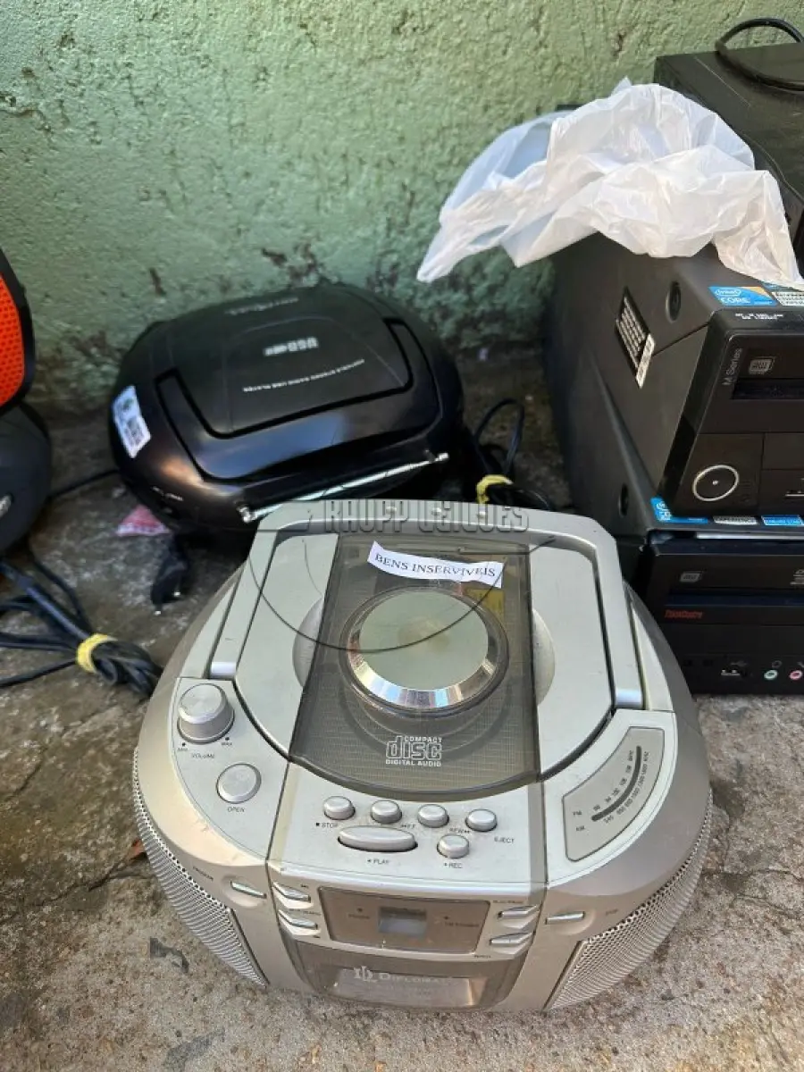 LOTE 010 - RÁDIOS, DVD E CÂMERA