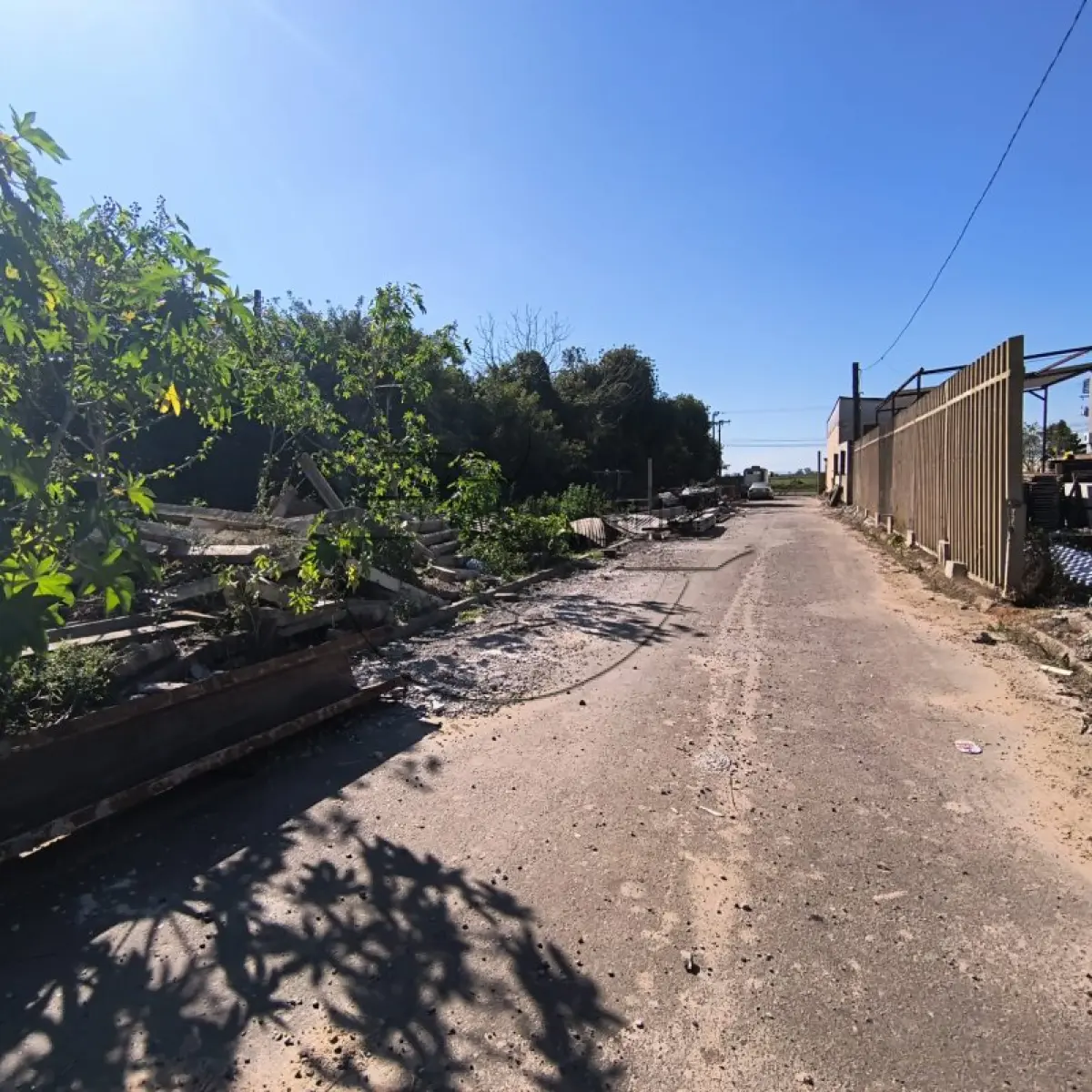 LOTE 005 - (CANOAS/RS) Um terreno, c/ benfeitorias, na rua Berto Círio, possuindo a área superficial de 8.400m²