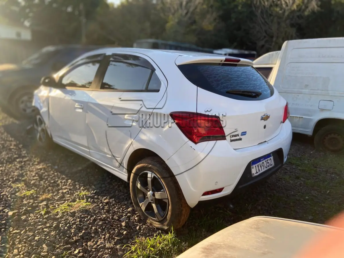 LOTE 016 - Um veículo CHEVROLET/ONIX 1.4MT LTZ, ano/mod 2017/2018
