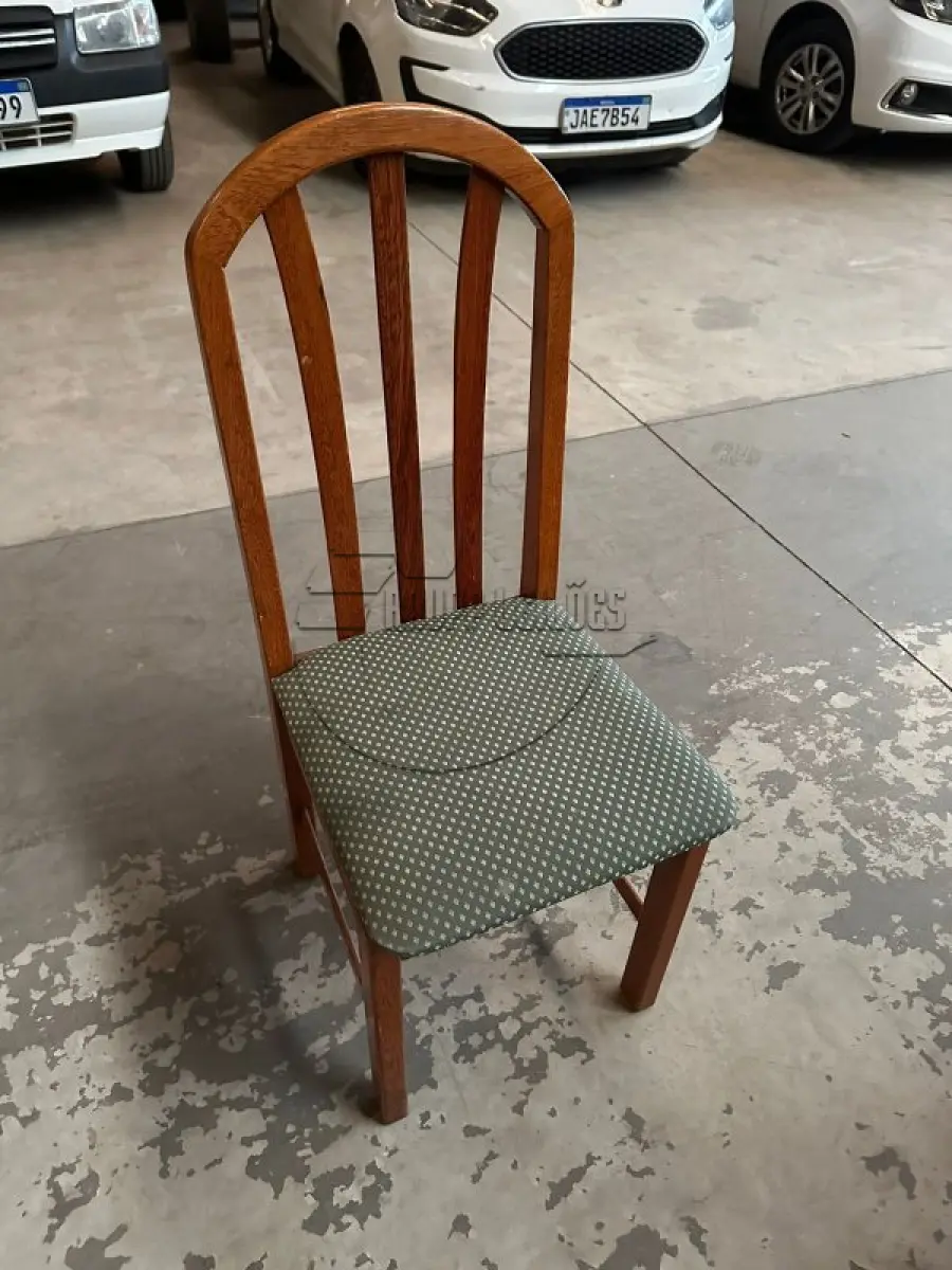 LOTE 051 - Uma mesa em madeira, c/ 05 cadeiras