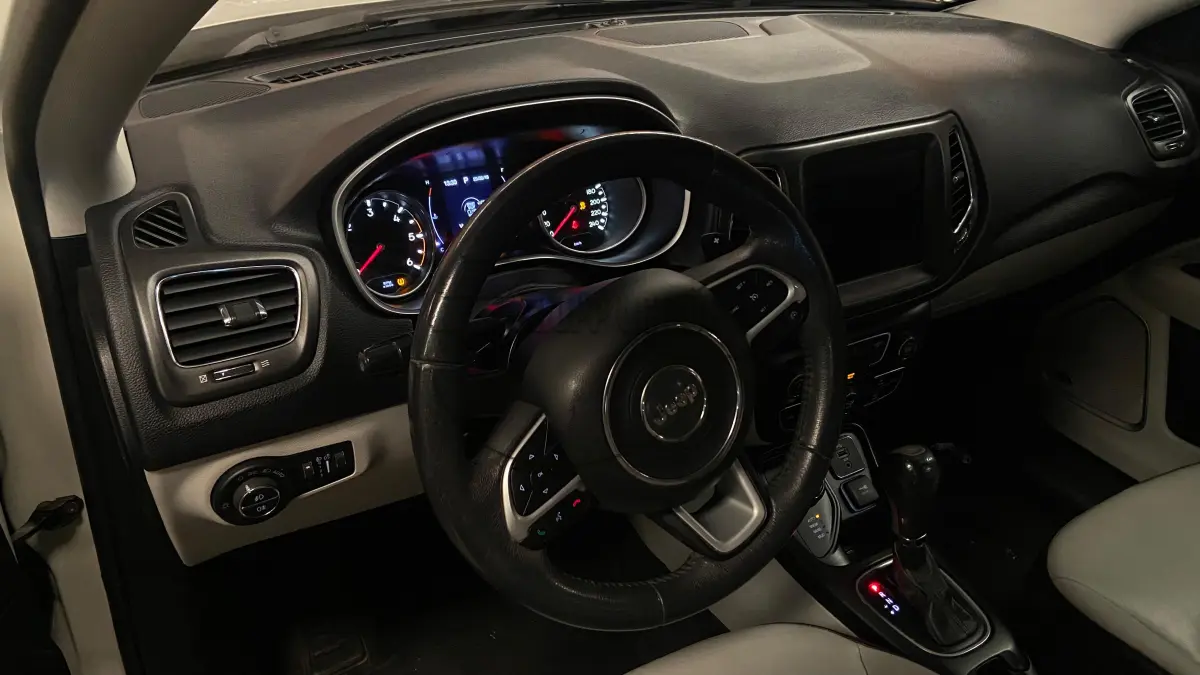 LOTE 011 - Um veículo JEEP/COMPASS LONGITUDE D, ano/mod 2018/2018