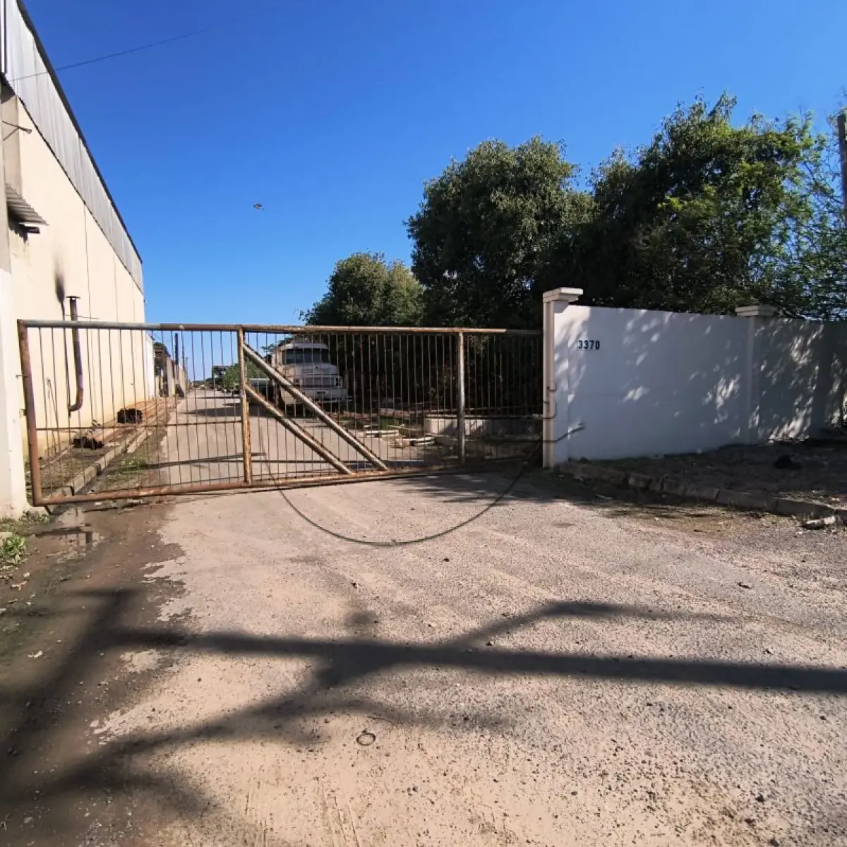 LOTE 005 - (CANOAS/RS) Um terreno, c/ benfeitorias, na rua Berto Círio, possuindo a área superficial de 8.400m²