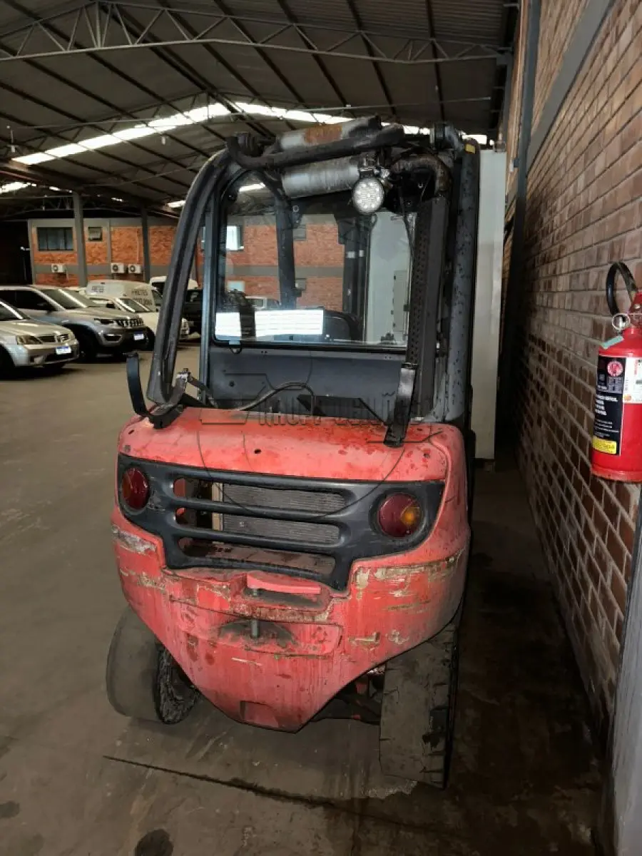 LOTE 001 - Uma empilhadeira Linde, modelo H30T, ano 2007, capacidade 3.000kg
