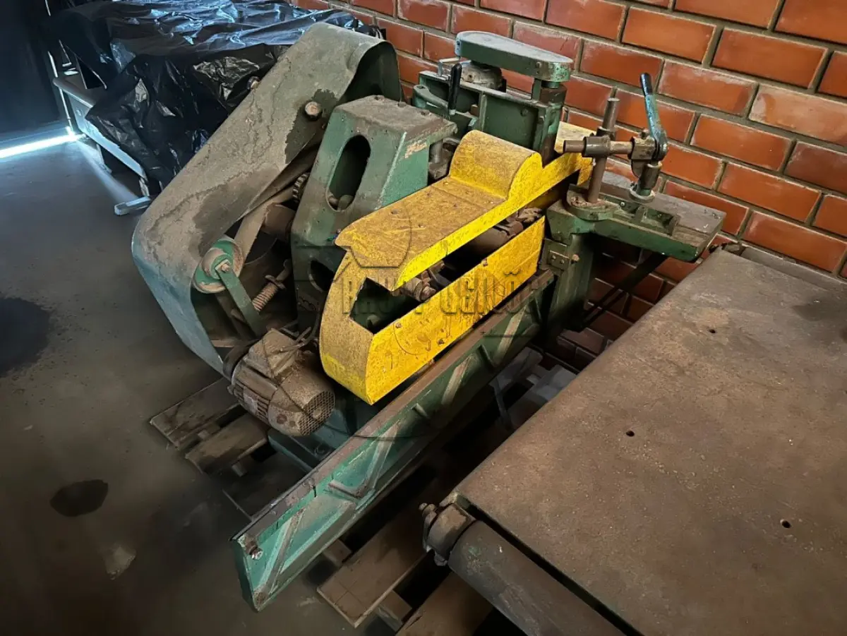 LOTE 025 - Uma máquina refiladeira, marca Omil