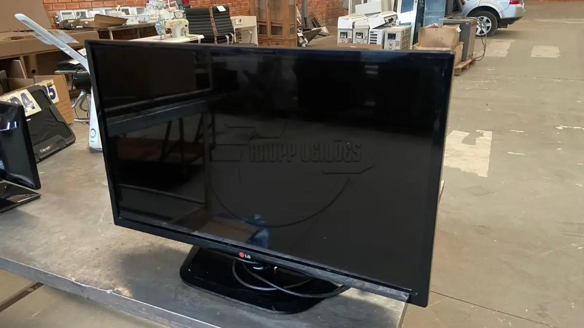 LOTE 034 - Uma televisão LG, 32 polegadas