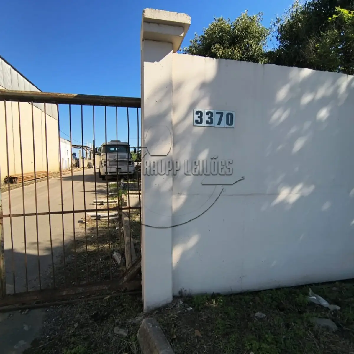 LOTE 005 - (CANOAS/RS) Um terreno, c/ benfeitorias, na rua Berto Círio, possuindo a área superficial de 8.400m²