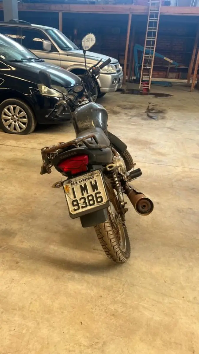 LOTE 008 - Uma motocicleta YAMAHA/YBR 125E, ano/mod. 2005/2006