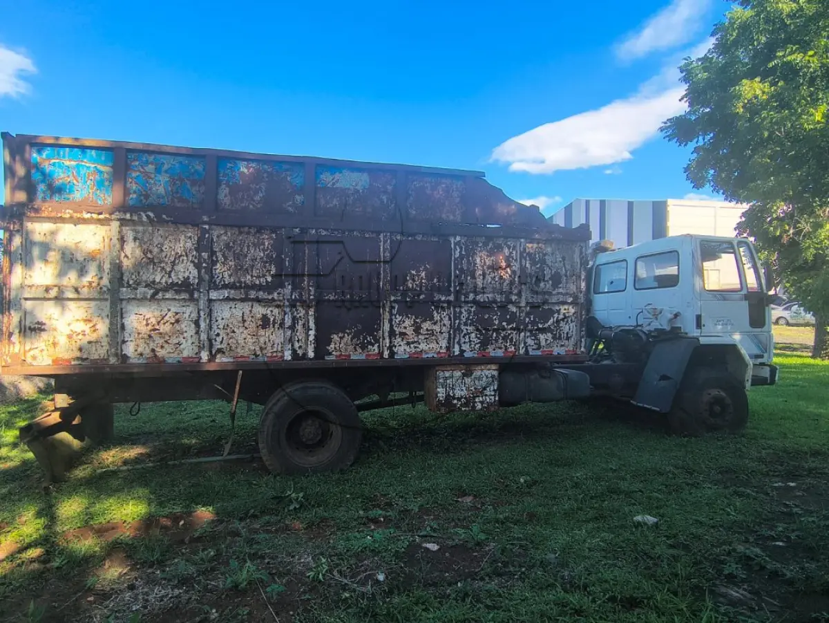 LOTE 006 - **Um caminhão FORD/CARGO 1617, ano/mod 1994/1995