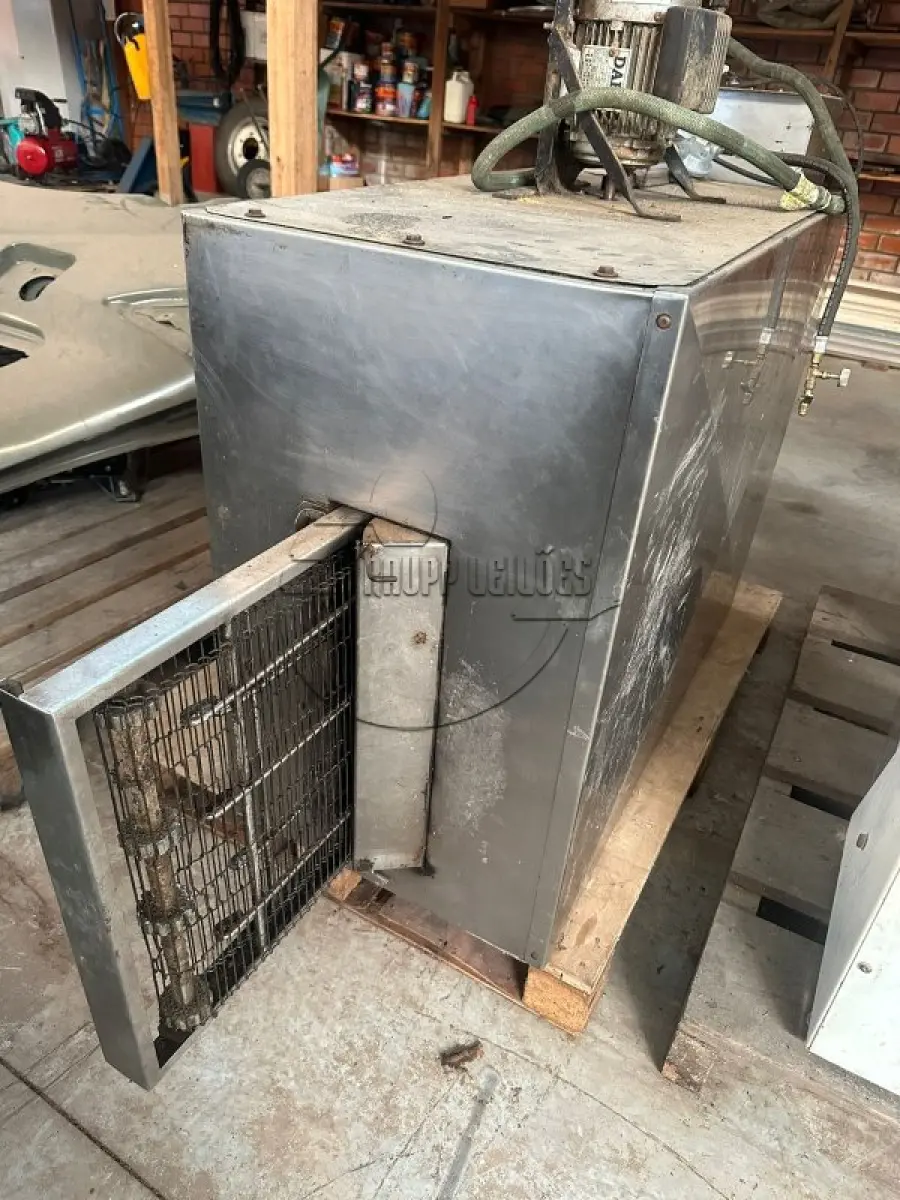 LOTE 007 - 02ª DATA | Um forno de esteira -  uma esticadora de massa - um tanque de virar massa