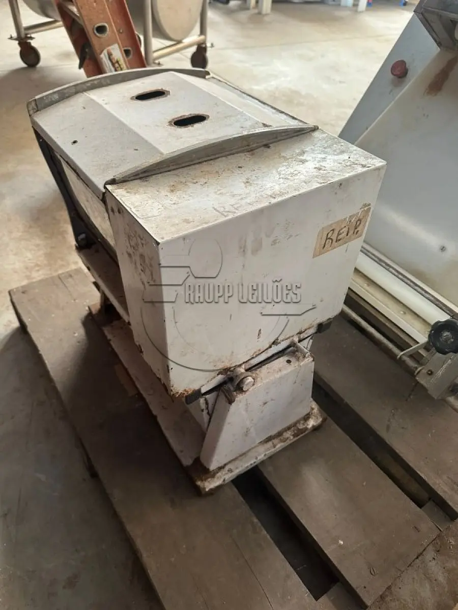 LOTE 007 - 02ª DATA | Um forno de esteira -  uma esticadora de massa - um tanque de virar massa